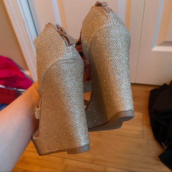 Bella Marie sparkle gold wedges new sz 8 - Picture 3 of 7